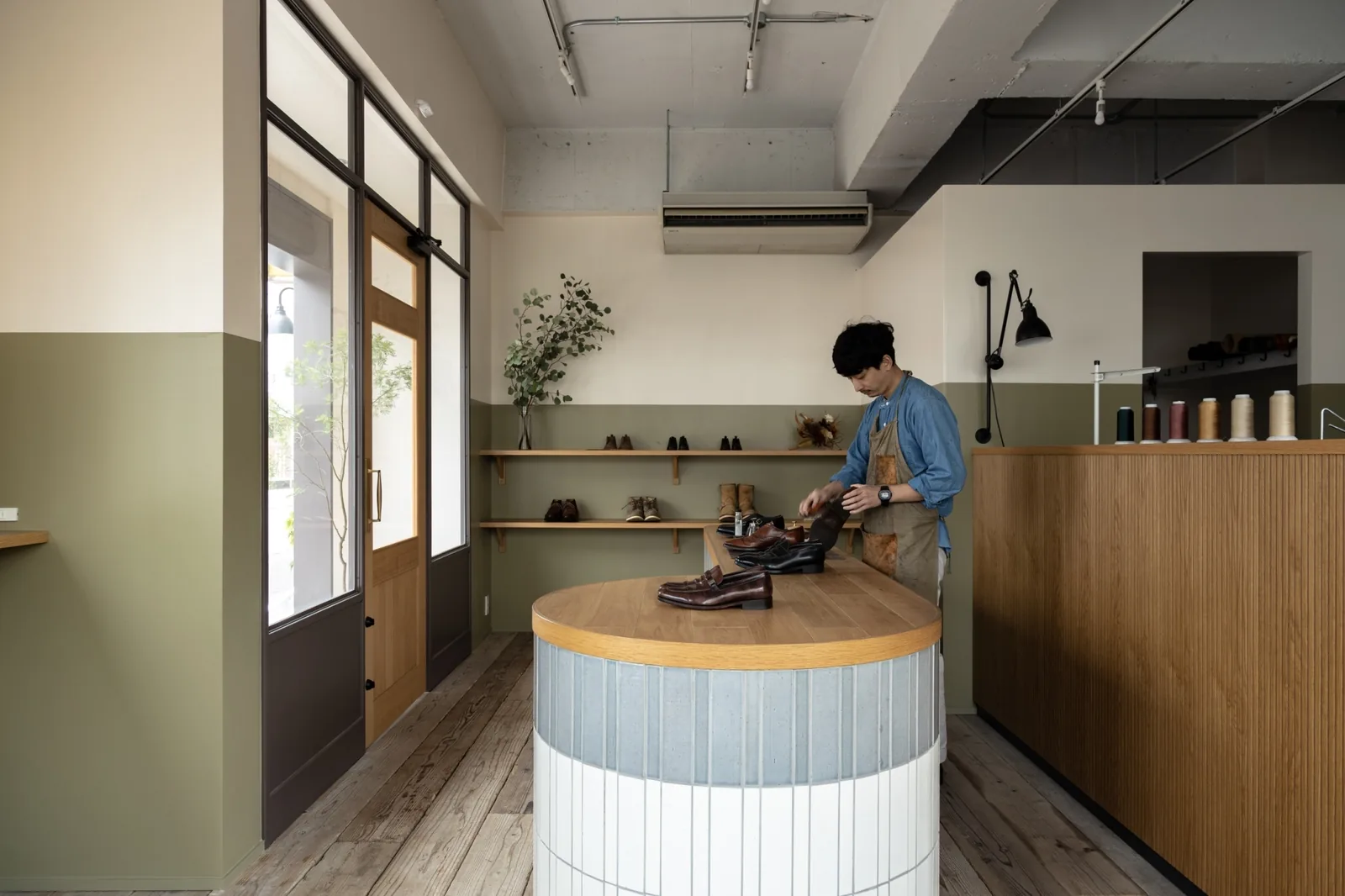 MOGGYS SHOE STUDIO 店内で靴を手入れする職人