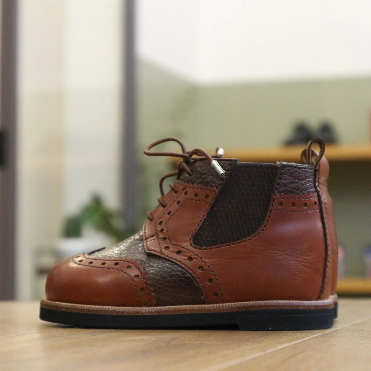 レザーベビーシューズのサイドディテール